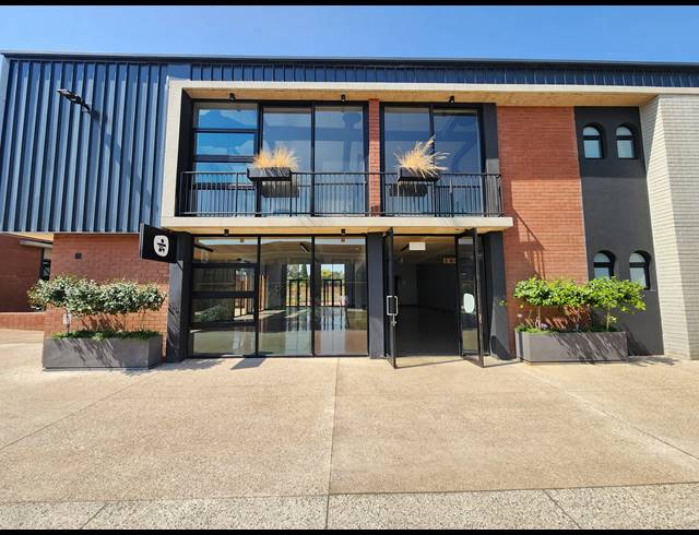 428M² SHOWROOM TO LET IN ROOIHUISKRAAL